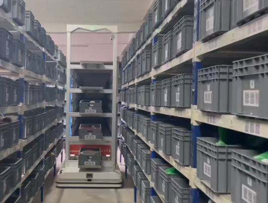Autonomous Case-Handling Robot